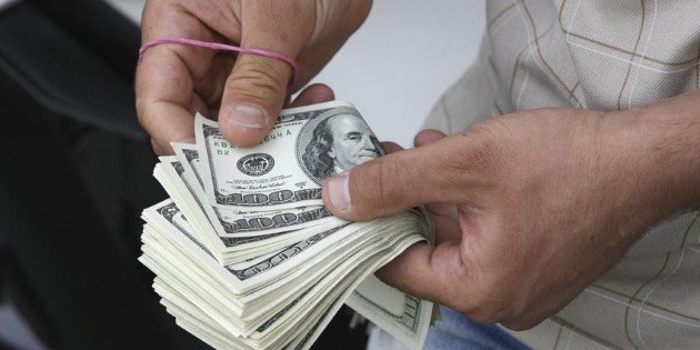 D&oacute;lar retrocede, se vende hasta en 19.48 pesos en bancos