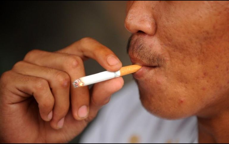 Todas las personas fumadoras, pasivas o activas, tienen riesgo de padecer cáncer de pulmón o enfermedad pulmonar obstructiva crónica. AFP / ARCHIVO