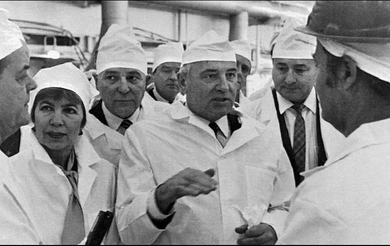 El expresidente soviético Mijaíl Gorbachov (centro) y su esposa Raisa Gorbacheva (segunda por la izq.) visitaron la planta nuclear en 1989. AFP/GETTY IMAGES