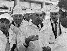 El expresidente soviético Mijaíl Gorbachov (centro) y su esposa Raisa Gorbacheva (segunda por la izq.) visitaron la planta nuclear en 1989. AFP/GETTY IMAGES