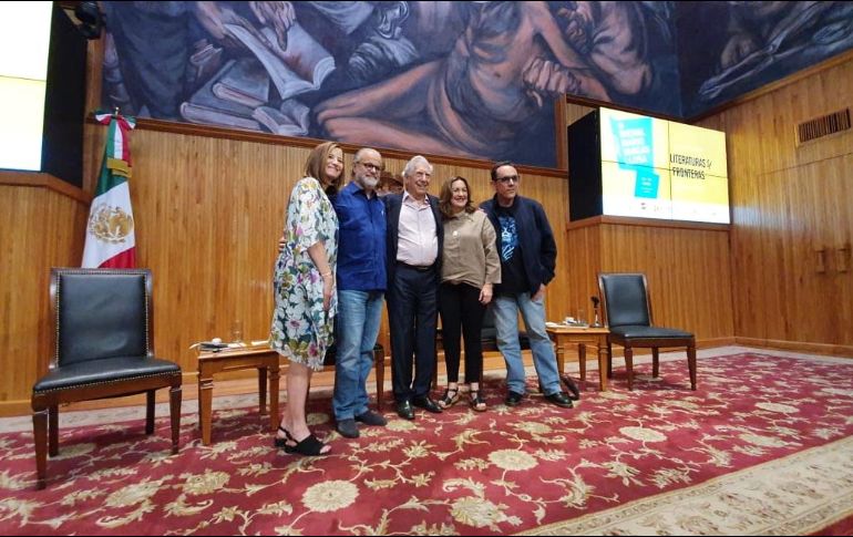 Mónica Lavín, Carlos Franz, el premio Nobel Mario Vargas Llosa, Rosa Beltrán y Alberto Chimal estuvieron presentes en el Paraninfo de la Universidad de Guadalajara. EL INFORMADOR / N. Gutiérrez