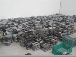 En una de las fincas fueron encontradas miles de computadoras, así como algunas conexiones. ESPECIAL/FISCALÍA DE JALISCO