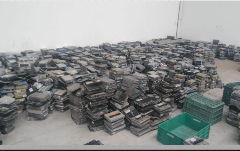 En una de las fincas fueron encontradas miles de computadoras, así como algunas conexiones. ESPECIAL/FISCALÍA DE JALISCO