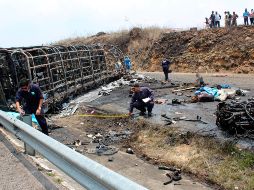 De las 21 víctimas mortales, dos viajaban en el tráiler y las 19 restantes en el camión de pasajeros. AP