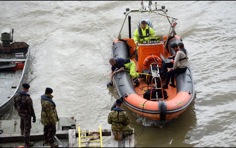 Miembros de los equipos de rescate tratan de encontrar supervivientes del naufragio del crucero 