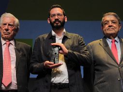 Rodrigo blanco. El escritor venezolano recibió su galardón, acompañado por Mario Vargas Llosa (izquierda) y Sergio Ramírez (derecha). EL INFORMADOR/E. Barrera