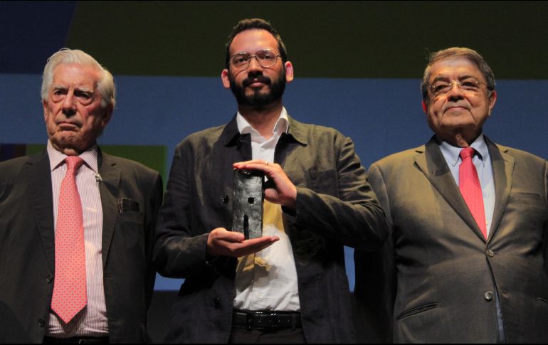 Rodrigo blanco. El escritor venezolano recibió su galardón, acompañado por Mario Vargas Llosa (izquierda) y Sergio Ramírez (derecha). EL INFORMADOR/E. Barrera