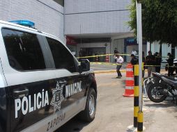 Pero un Policía Municipal de Zapopan en labores de guardia en una recaudadora se percató de la acción, por lo que solicitó apoyo de la corporación al tiempo que acudió a tratar de evitar el robo. ESPECIAL/
