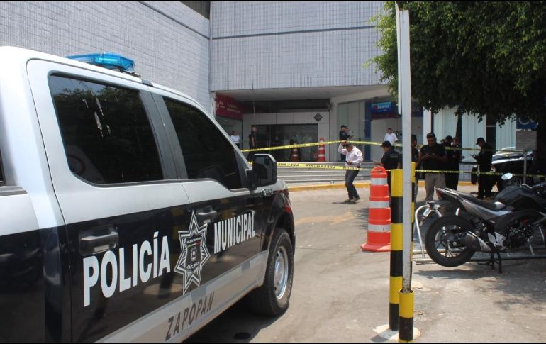Pero un Policía Municipal de Zapopan en labores de guardia en una recaudadora se percató de la acción, por lo que solicitó apoyo de la corporación al tiempo que acudió a tratar de evitar el robo. ESPECIAL/