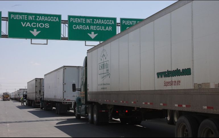 Camiones mexicanos que transportan principalmente productos automotrices esperan su turno para acceder a Estados Unidos, este viernes, desde Ciudad Juárez. EFE/D. Peinado
