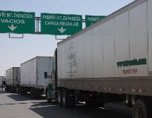 Camiones mexicanos que transportan principalmente productos automotrices esperan su turno para acceder a Estados Unidos, este viernes, desde Ciudad Juárez. EFE/D. Peinado