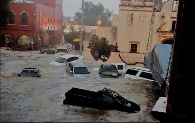 Más de 300 vehículos fueron arrastrados por la corriente de agua y fue necesario el uso de maquinaria pesada para su retiro de las calles. TWITTER/@EPrimeraPlana