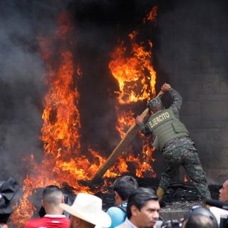 Encapuchados queman portón de embajada de EU en Honduras como protesta