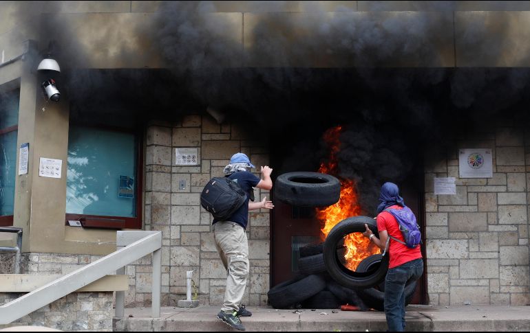 El acto se llevó acabo durante una protesta contra reformas a la educación y a la salud. AP/E. Martínez