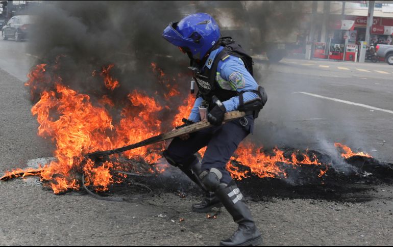 El acto se llevó acabo durante una protesta contra reformas a la educación y a la salud. EFE/G. Amador