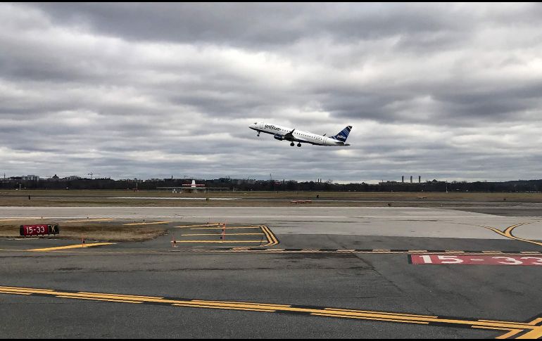 La línea aérea manifestó que  cinco de los viajeros presentaron 