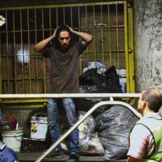 Limpian el túnel de Hidalgo y ofrecen techo a indigentes