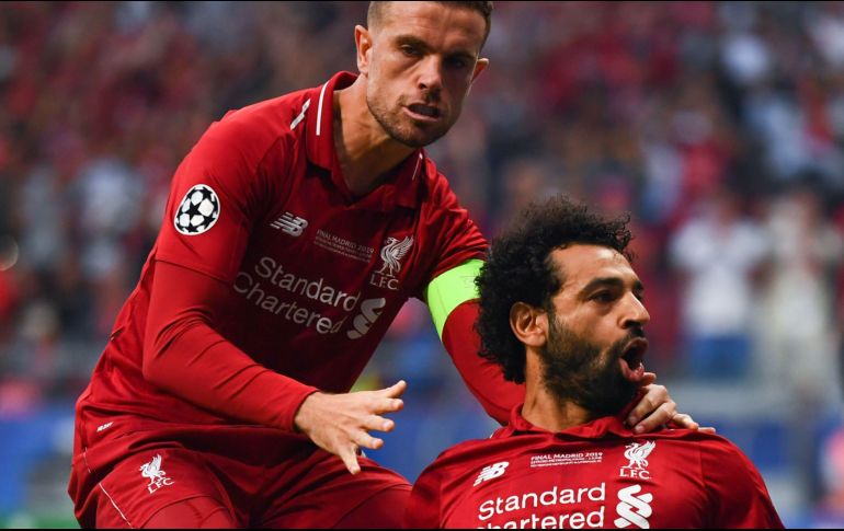 Salah (D) celebra tras anotar el tanto que tiene en ventaja al Liverpool. AFP/G. Buoys