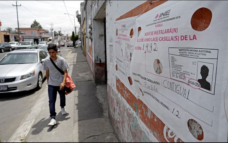 Sábanas electorales para ubicación de casillas se ven este sábado en la ciudad de Puebla. EFE/H. Ríos