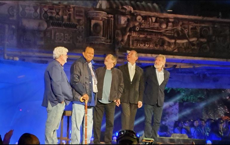 De estreno. Harrison Ford, Bob Iger, Mark Hamill, Billy Dee Williams y George Lucas, presentes en la apertura de la atracción. EL INFORMADOR / C. Cerda