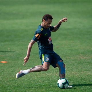 Mujer acusa a Neymar de violarla, padre dice que es "una trampa"