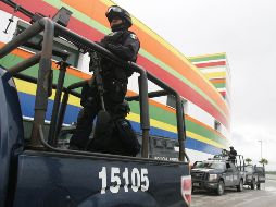 Aunque no lograron detener a los sospechosos, policías aseguraron dos camionetas, un arma larga y equipo táctico. AP/ARCHIVO