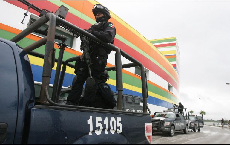 Aunque no lograron detener a los sospechosos, policías aseguraron dos camionetas, un arma larga y equipo táctico. AP/ARCHIVO