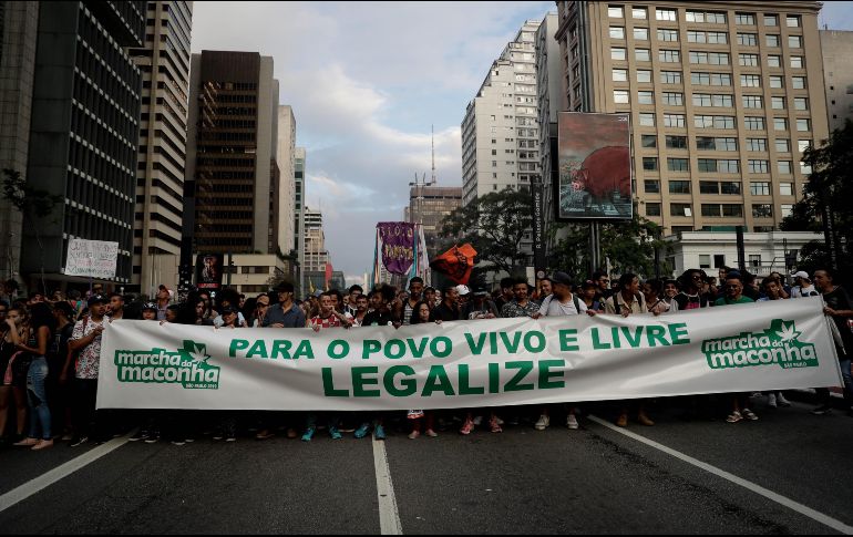 Simpatizantes y usuarios participan este sábado en la Marcha de la Mariguana, para pedir su legalización, en la avenida Paulista de Sao Paulo. EFE/F. Bizerra