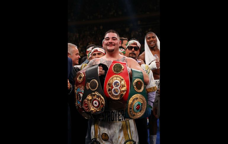 El mexicano alcanzó el título de los pesados de cuatro organismos en la misma pelea. AFP
