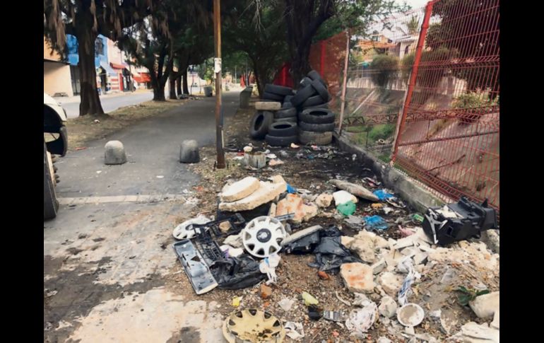 Los ciudadanos arrojan objetos a los canales que nadie esperaría: desde autopartes y televisores, hasta salas completas. ESPECIAL 
