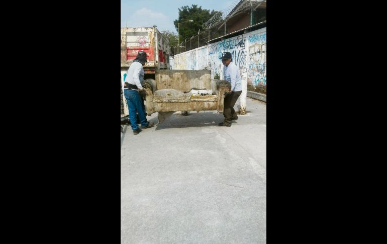 Hasta los muebles que nadie quiere son arrojados a canales. ESPECIAL