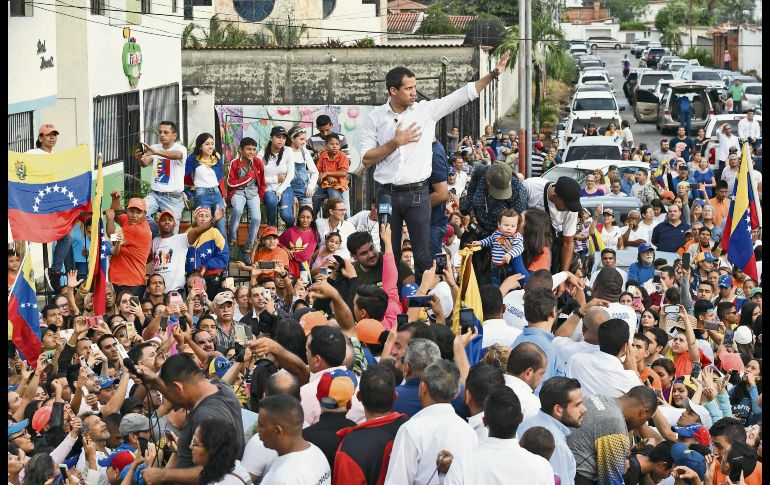 Juan Guaidó, ayer con seguidores en Barinas. AFP