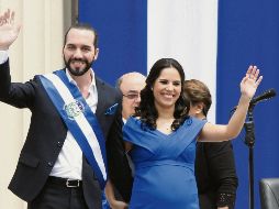 Nayib Bukele, de origen palestino, con su esposa, Gabriela, en la capital salvadoreña. AP