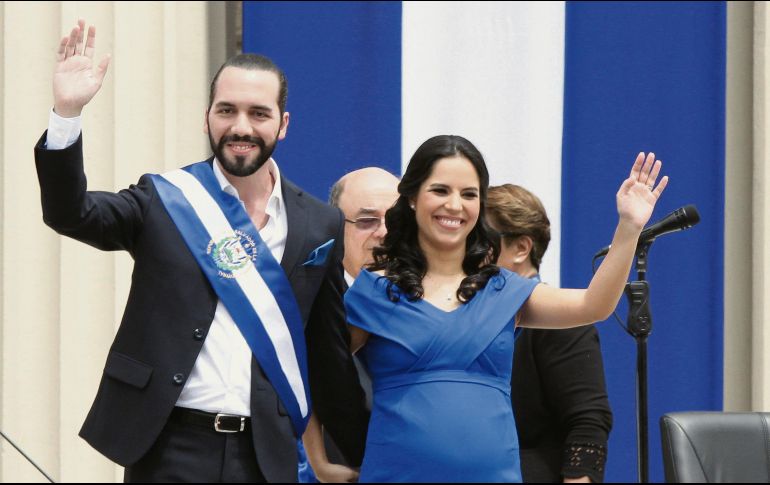 Nayib Bukele, de origen palestino, con su esposa, Gabriela, en la capital salvadoreña. AP