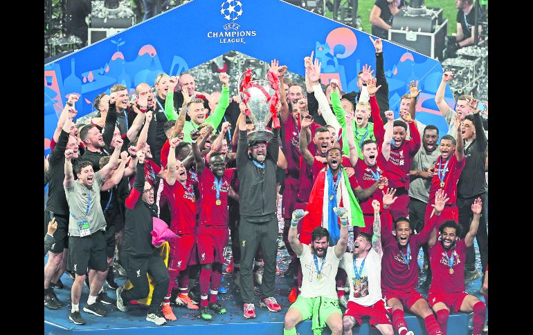 Los jugadores del Liverpool y el cuerpo técnico no ocultaron su felicidad por la conquista lograda ayer en Madrid, pues son los nuevos monarcas de la Champions League. AFP