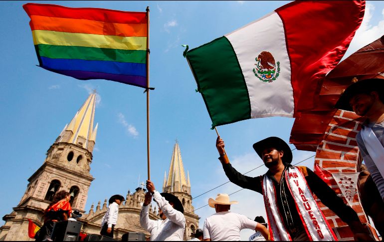 Leonardo Espinoza detalla que los colores de la bandera del movimiento “indican diversidad de identidades y de sexualidades que existen”.  AFP / U. Ruiz