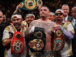 De la mano de Robles (I), Ruiz (C) sorprendió ayer sábado destronando a Anthony Joshua. AFP/T. A. CLARY