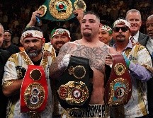 De la mano de Robles (I), Ruiz (C) sorprendió ayer sábado destronando a Anthony Joshua. AFP/T. A. CLARY