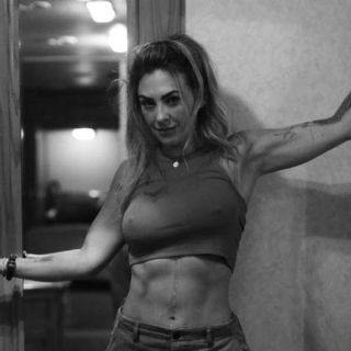 Aracely Arámbula sin sostén muestra su musculatura