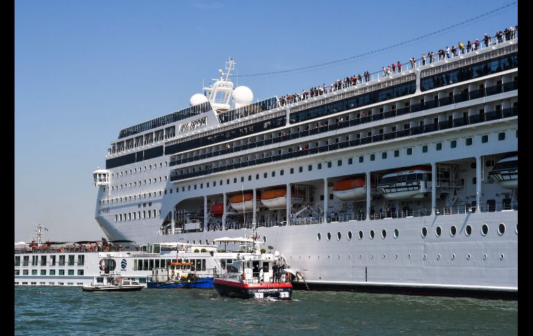Botes de rescate auxilian al bote dañado por el crucero.