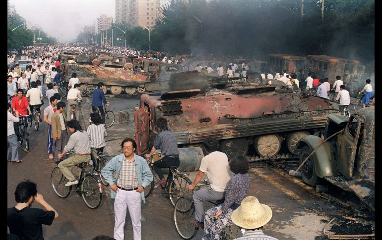 Habitantes en la plaza luego de que entre el 3 al 4 junio de 1989, soldados y tanques del Ejército chino se abrieron paso de forma sangrienta. AFP/ARCHIVO
