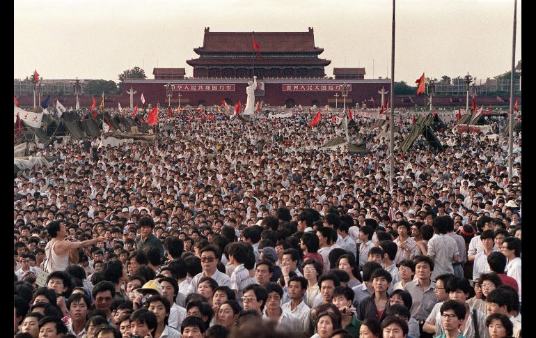 Cientos de miles de estudiantes universitarios y trabajadores se manifestaban en Tiananmen en junio de 1989 para exigir un fin a la corrupción y en favor de una mayor apertura política. AFP/ARCHIVO