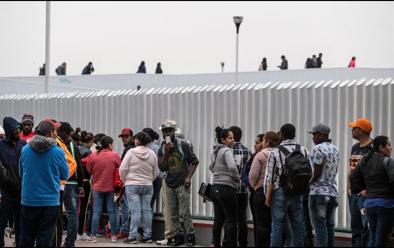 Migrantes aguardan en Tijuana, fronteriza con San Diego, para solicitar asilo en EU. AFP/ARCHIVO