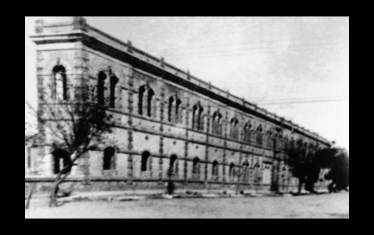 Por extraño que parezca en una ciudad auténticamente criolla/hispana no existe o existió ninguna iglesia dedicada a San Fernando Rey de España (al menos no lo recuerdo). En cambio sí existió un soberbio edificio en lo que es o fue la Plazuela de San Fernando (cruce de calle Héroes, Calz. Independencia y en donde se instaló la Cia. Hidroeléctrica e irrigadora de Chapala y la estación de los tranvías eléctricos (C. 1906). Años después se demolió para construir allí una editora de periódicos y en extremo Norte el Cine Metropolitan, este de un buen gusto pero ni por eso lo respetaron. Hace un par de años demolieron el que fuera a fines de los 50s el mejor cine de la ciudad. CORTESÍA / F. Partida