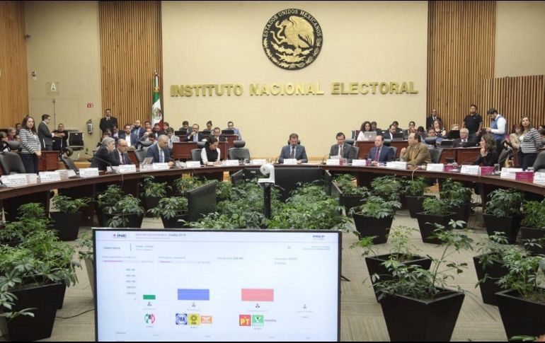 El consejero presidente del Instituto Nacional Electoral, Lorenzo Córdova Vianello, encabezó la sesión del cierre de la Jornada electoral. NOTIMEX/INE