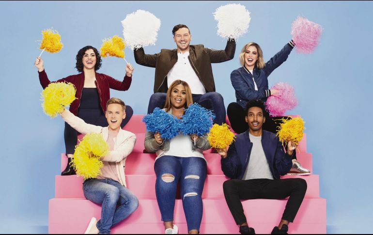 Nina Parker (al centro, abajo) es la conductora del programa “Dating #NoFilter”. CORTESÍA