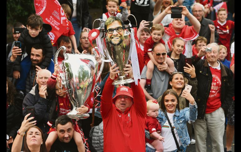 Miles de fanáticos de los Reds se sumaron a la celebración. AFP