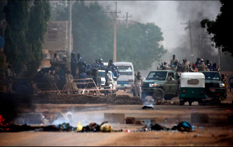 Fuerzas sudanesas desplegadas alrededor del cuartel general del ejército en Jartum. AFP/. Shazly