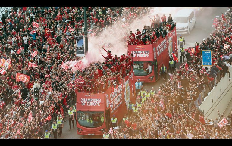 El entrenador alemán Jurgen Klopp no soltaba la Orejona.AFP