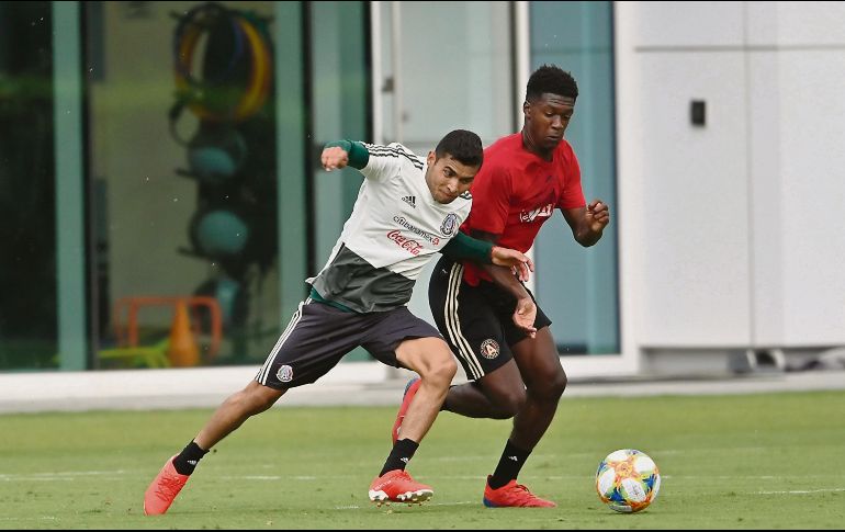 Orbelín Pineda disputa el balón con un jugador del Atlanta United. IMAGO7